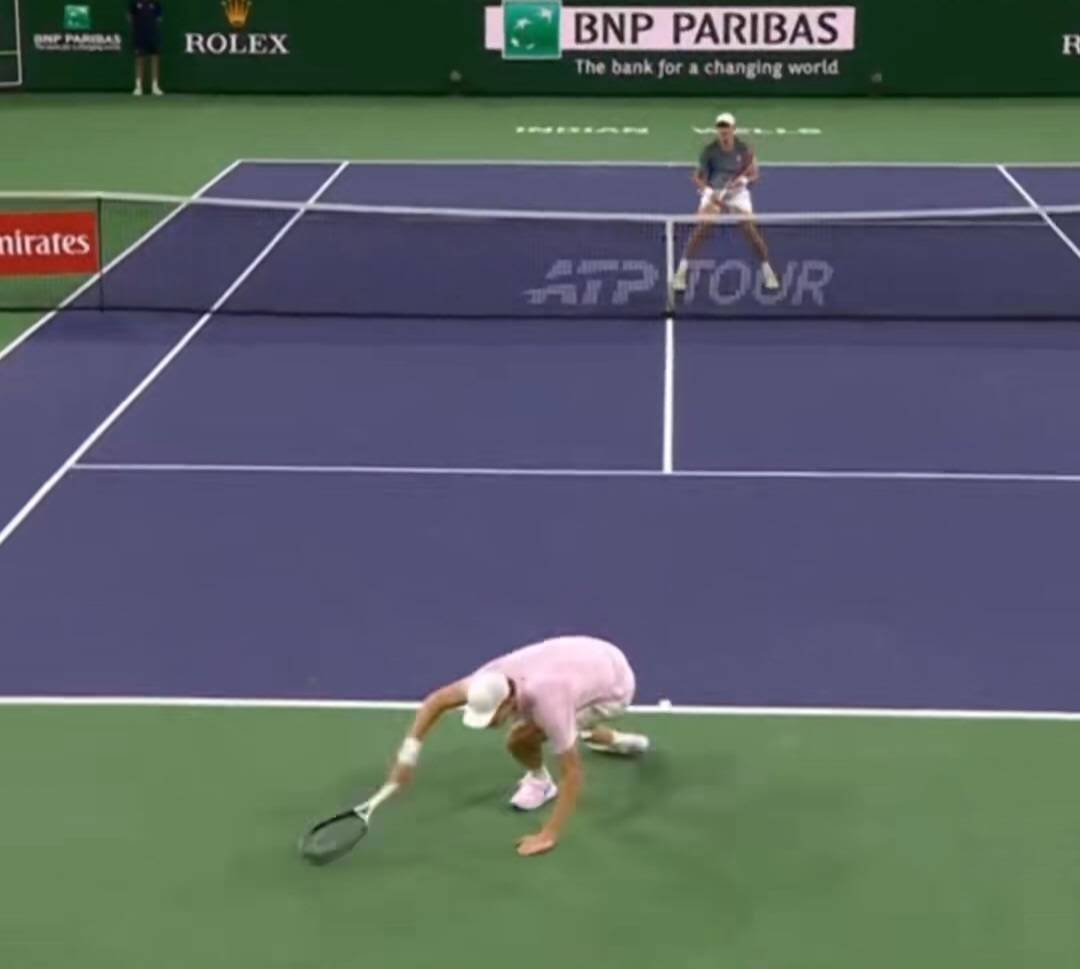 辛纳惊魂时刻险些被丰塞卡导弹式扣杀击中受伤，网友称太疯狂了