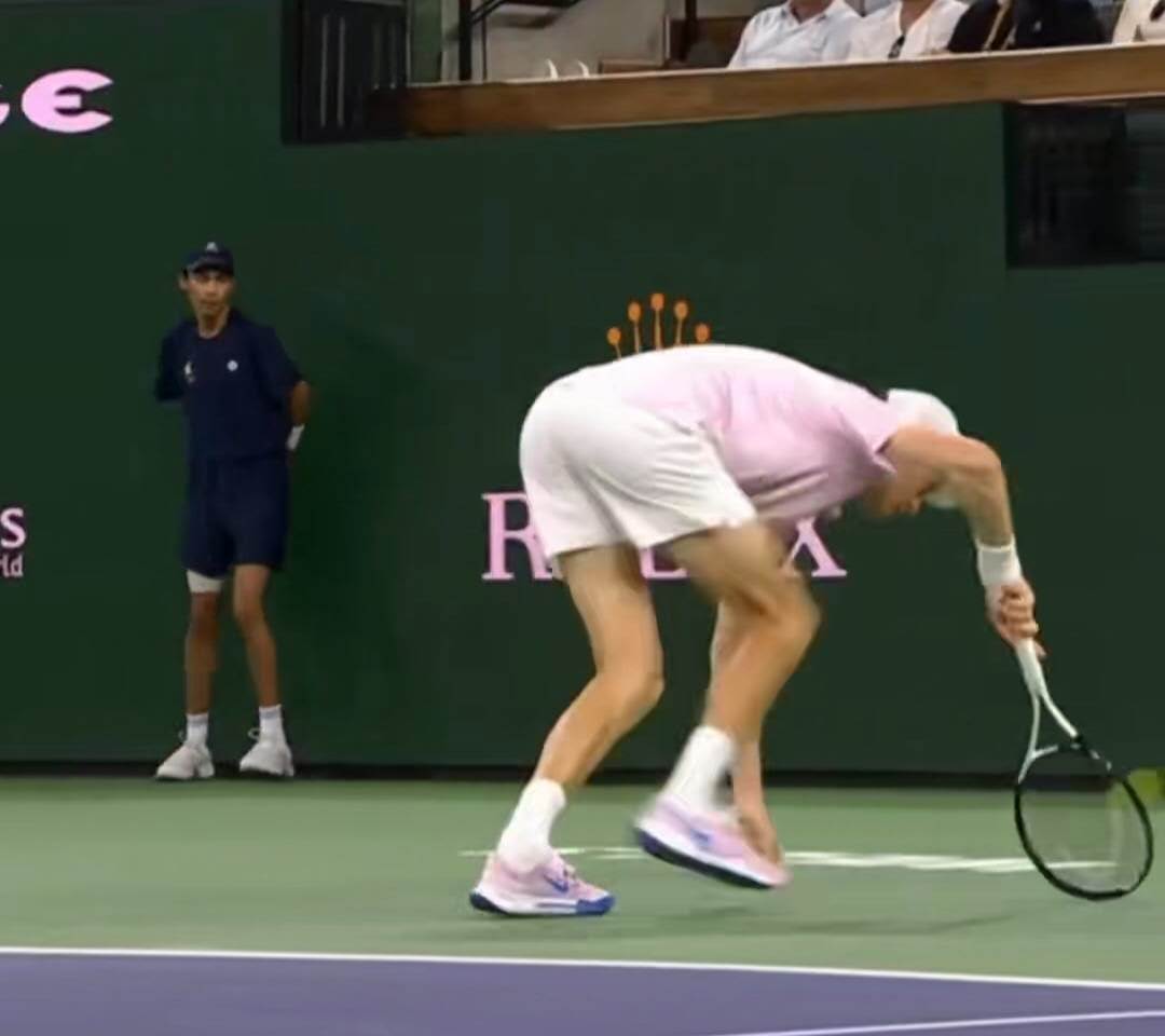 辛纳惊魂时刻险些被丰塞卡导弹式扣杀击中受伤，网友称太疯狂了