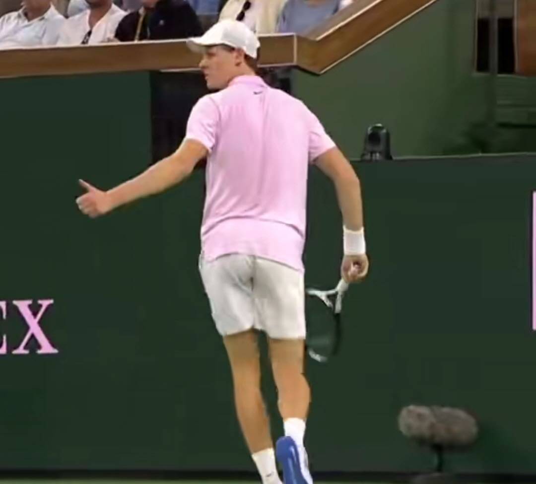 辛纳惊魂时刻险些被丰塞卡导弹式扣杀击中受伤，网友称太疯狂了