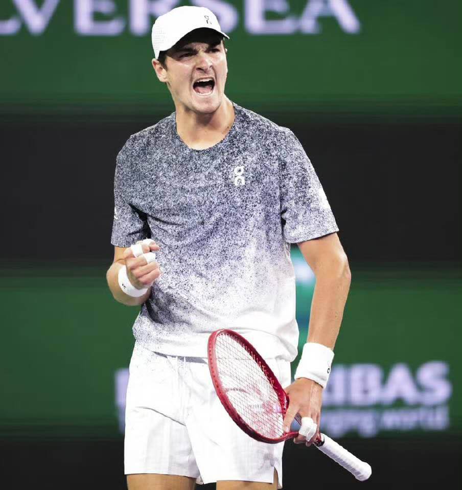 辛纳惊魂时刻险些被丰塞卡导弹式扣杀击中受伤，网友称太疯狂了