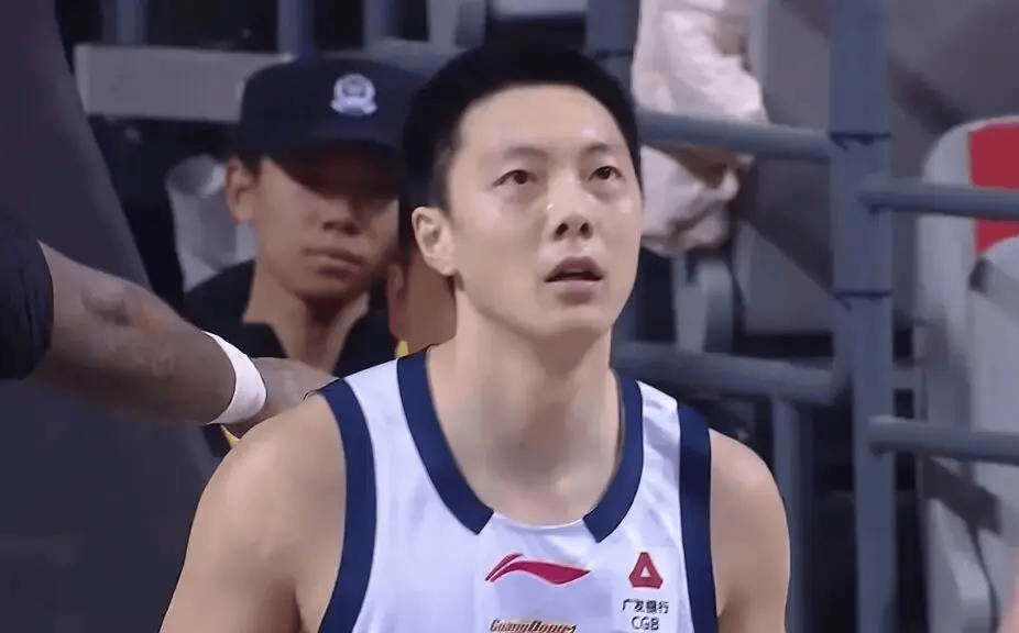 拉了一整个赛季的广东队长，4中1又仅5分，球迷：28岁打的跟38岁一样