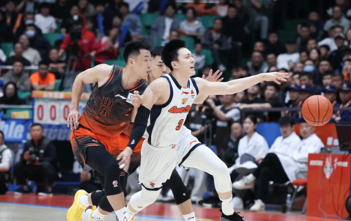 拉了一整个赛季的广东队长，4中1又仅5分，球迷：28岁打的跟38岁一样